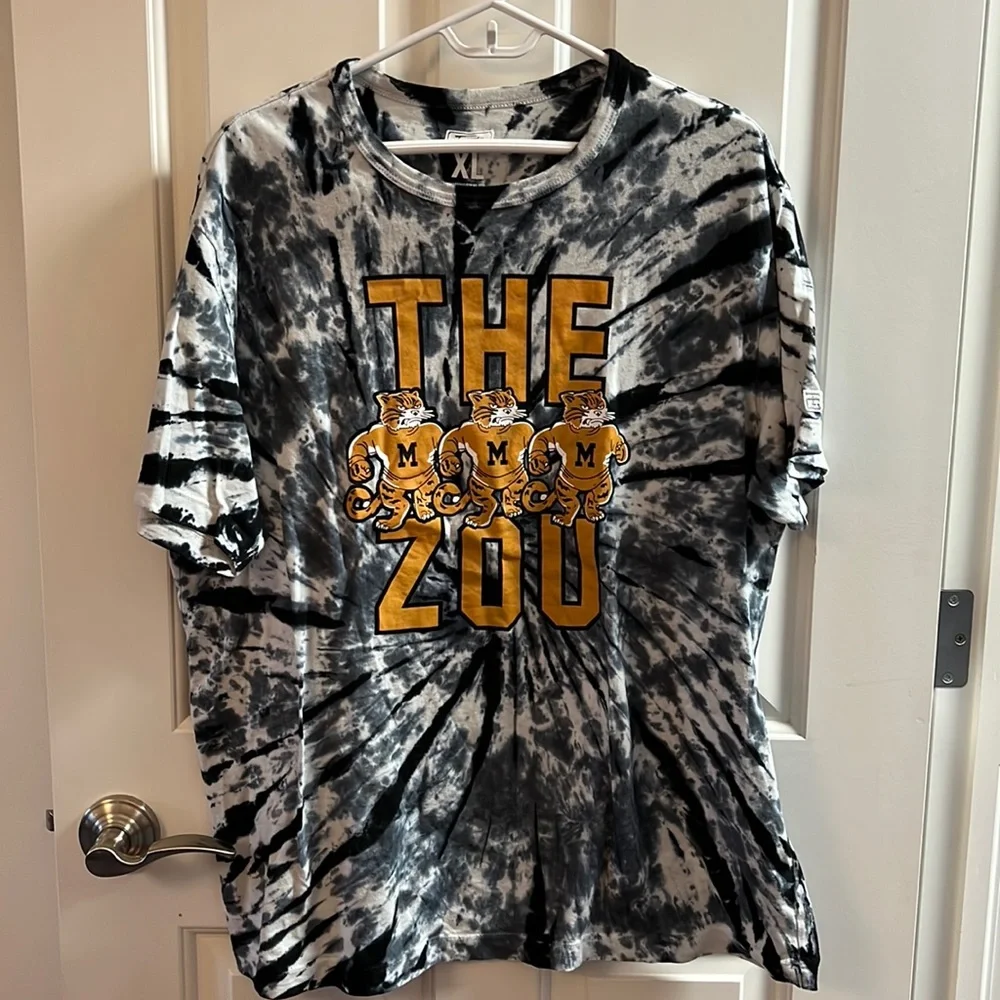 American Eagle Outfitters Black and White Graphic Tee - Picture 1 of 8